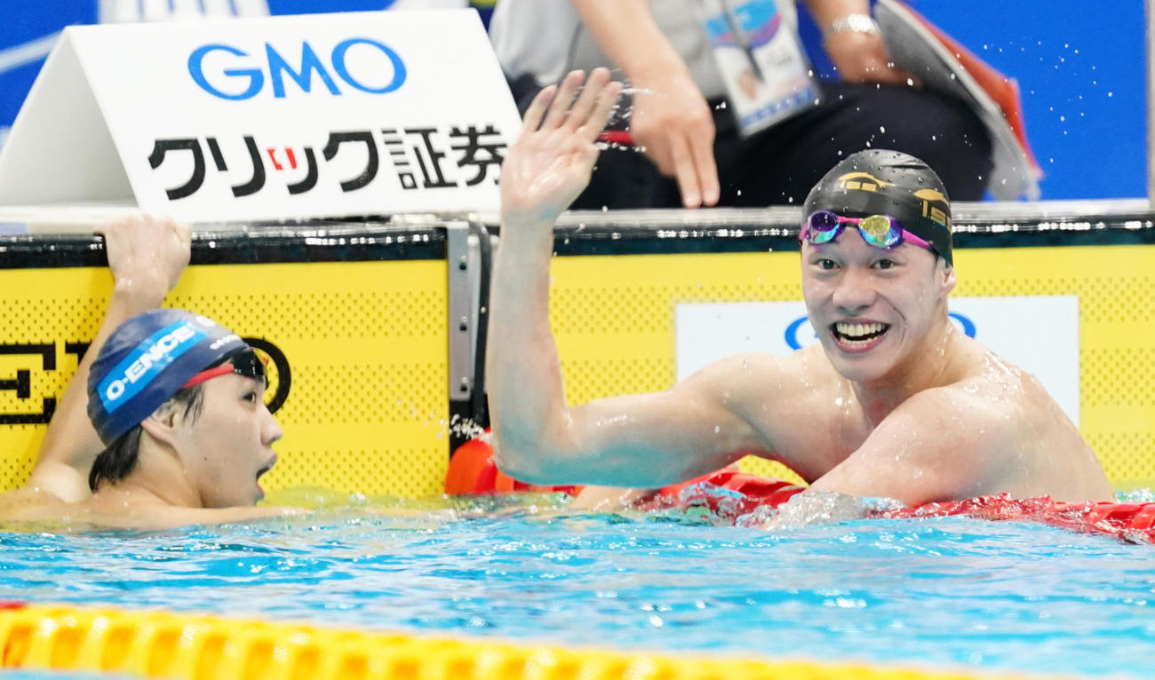 男子800メートル自由形決勝　日本新記録で笑顔を見せる黒川。右は2位の竹田（撮影・菅敏）