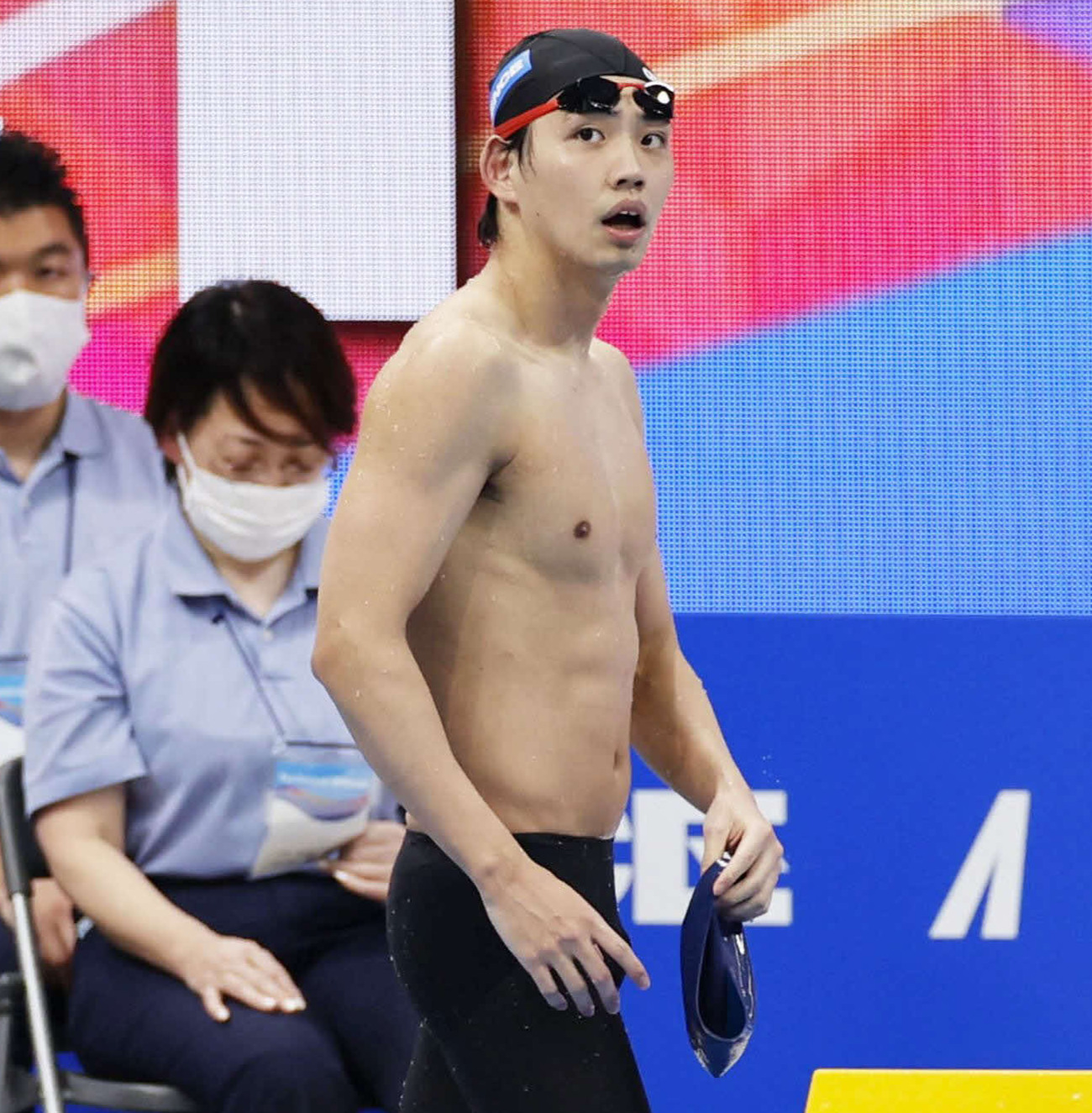 男子800メートル自由形決勝のレースを終え引き揚げる2位の竹田（代表撮影）