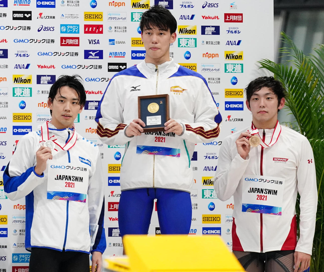 男子800メートル自由形決勝　日本新記録で優勝し2位の竹田（左）、3位の中島（右）と記念写真に納まる黒川（撮影・菅敏）