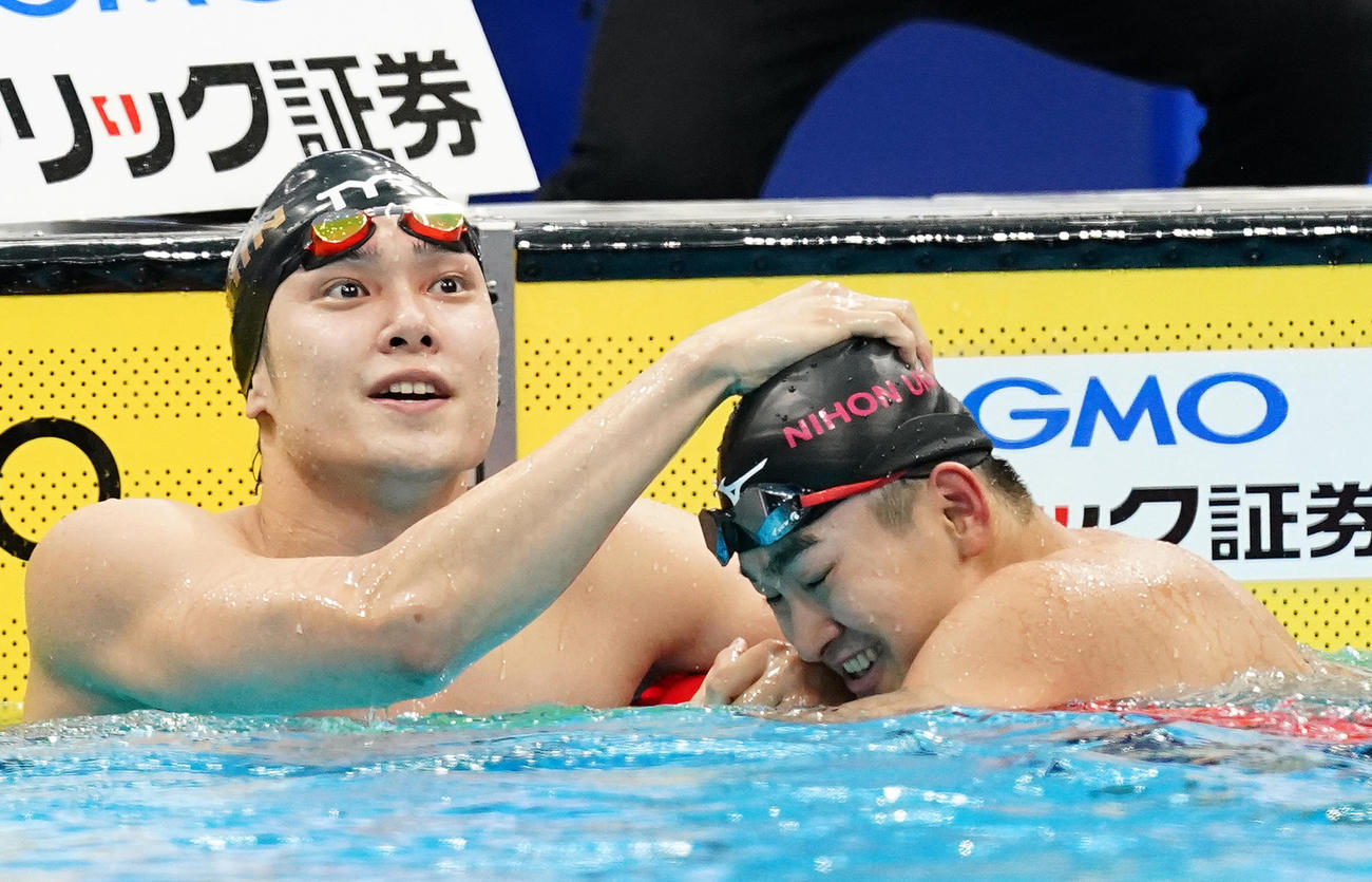 男子100メートル自由形で優勝し3位の関海哉（右）と喜ぶ中村克（撮影・菅敏）