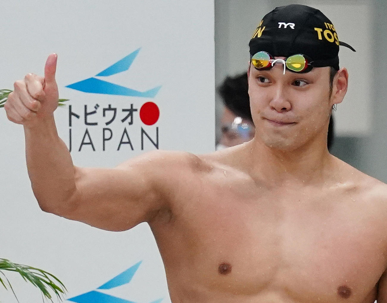 男子100メートル自由形で優勝しサムアップポーズをとる中村（撮影・菅敏）