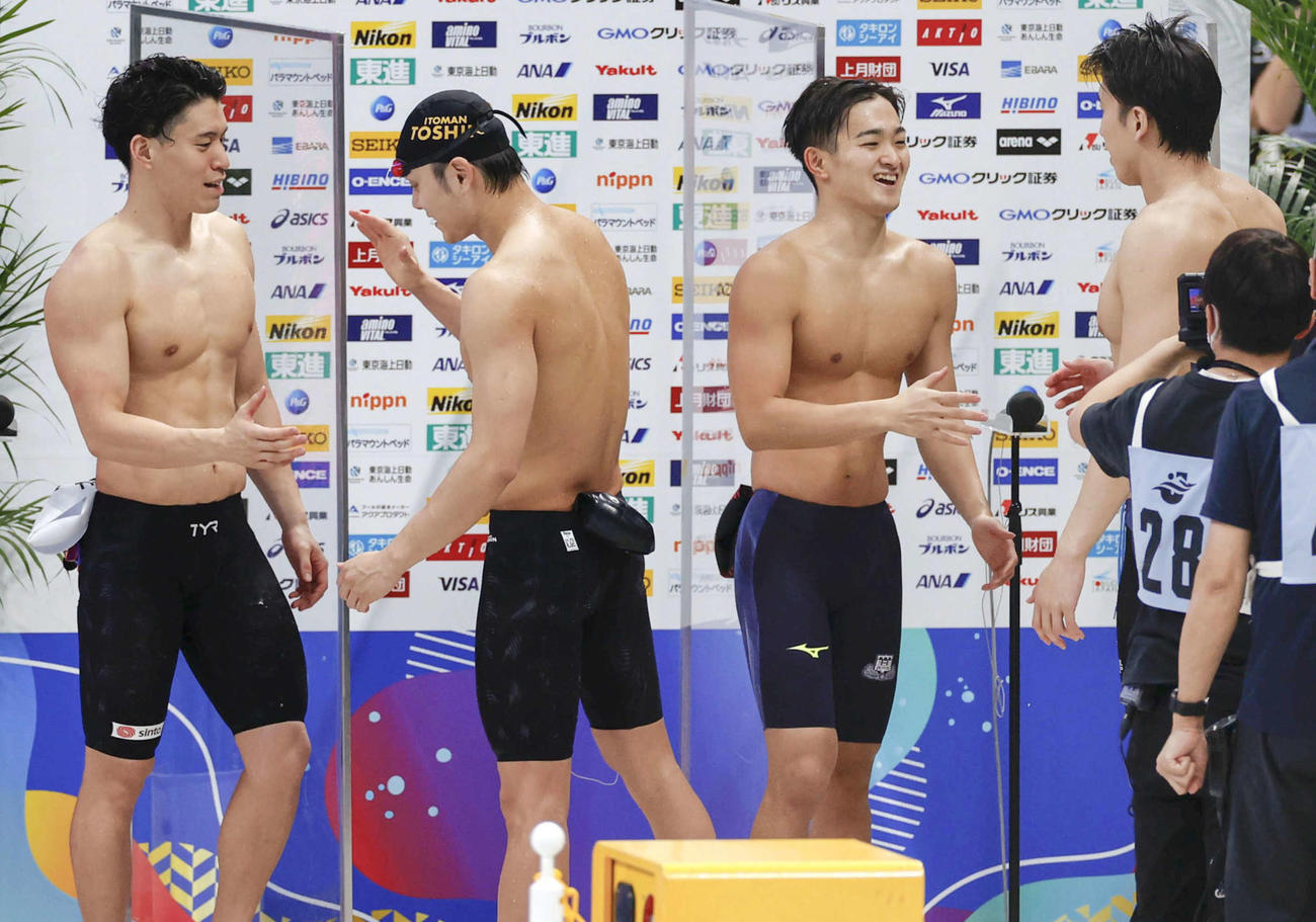 男子100メートル自由形決勝のレースを終え健闘をたたえ合う、左から4位の難波、優勝した中村、3位の関、2位の松元。400メートルリレーで東京五輪代表に決まった（代表撮影）