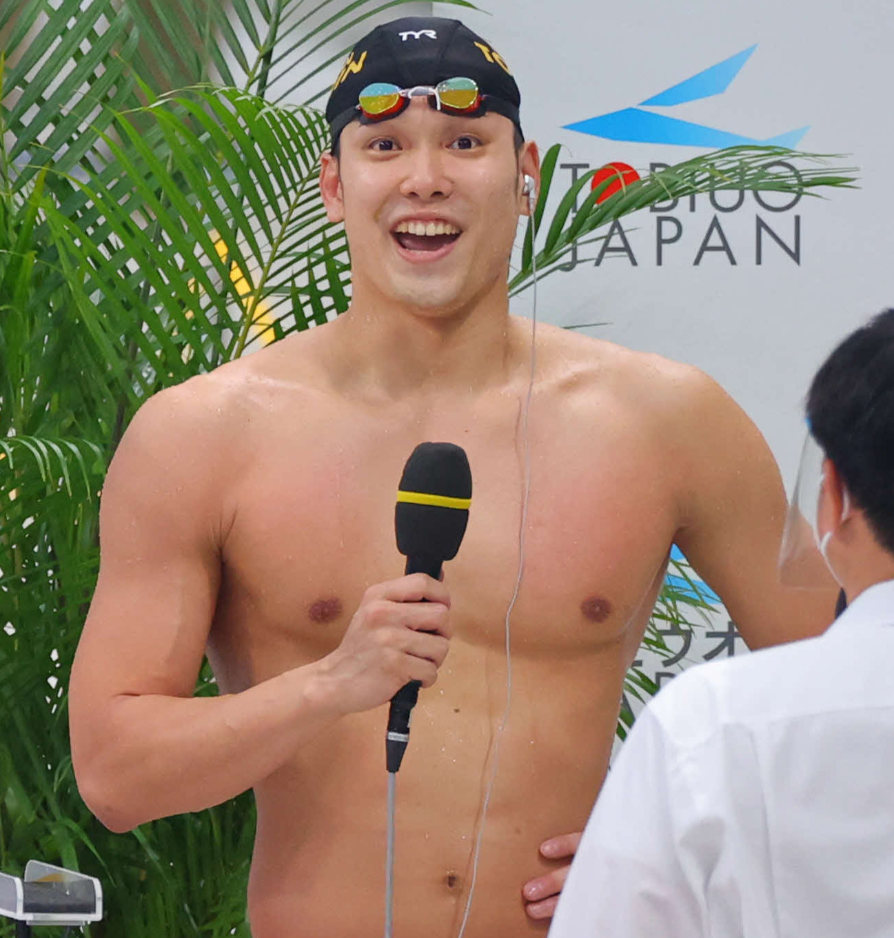 男子100メートル自由形で東京五輪代表内定を決めた優勝の中村は笑顔でインタビューを受ける（代表撮影）