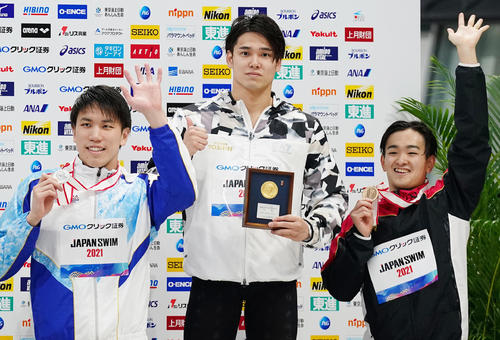 男子100メートル自由形で優勝し2位の松元（左）、3位の関（右）と記念写真に納まる中村（撮影・菅敏）