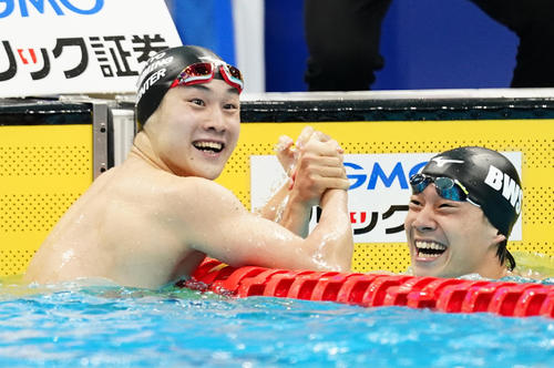 男子200メートル平泳ぎ決勝　日本新記録で優勝し、武良（右）と喜ぶ佐藤（撮影・菅敏）