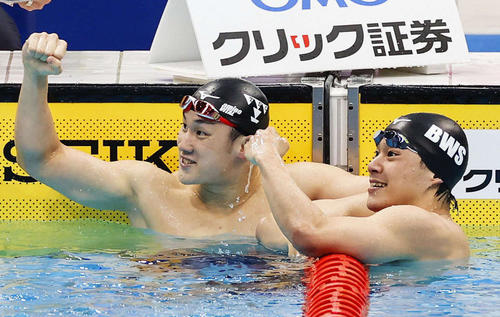 男子200メートル平泳ぎで共に東京五輪代表内定を決め喜ぶ、優勝の佐藤（左）と2位武良（代表撮影）