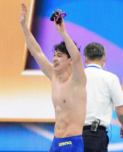 男子800メートル自由形決勝　日本新記録で優勝しスタンドに手を振る黒川（撮影・菅敏）