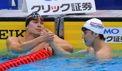 男子100メートル自由形決勝で、健闘をたたえ合う優勝の中村（左）と2位の松元（代表撮影）