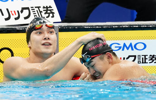 男子100メートル自由形で優勝し3位の関海哉（右）と喜ぶ中村克（撮影・菅敏）