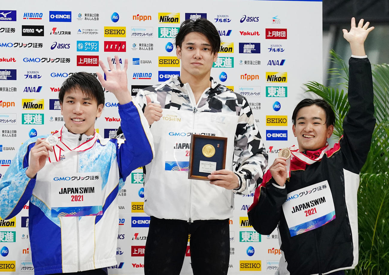 男子100メートル自由形で優勝し2位の松元（左）、3位の関（右）と記念写真に納まる中村（撮影・菅敏）