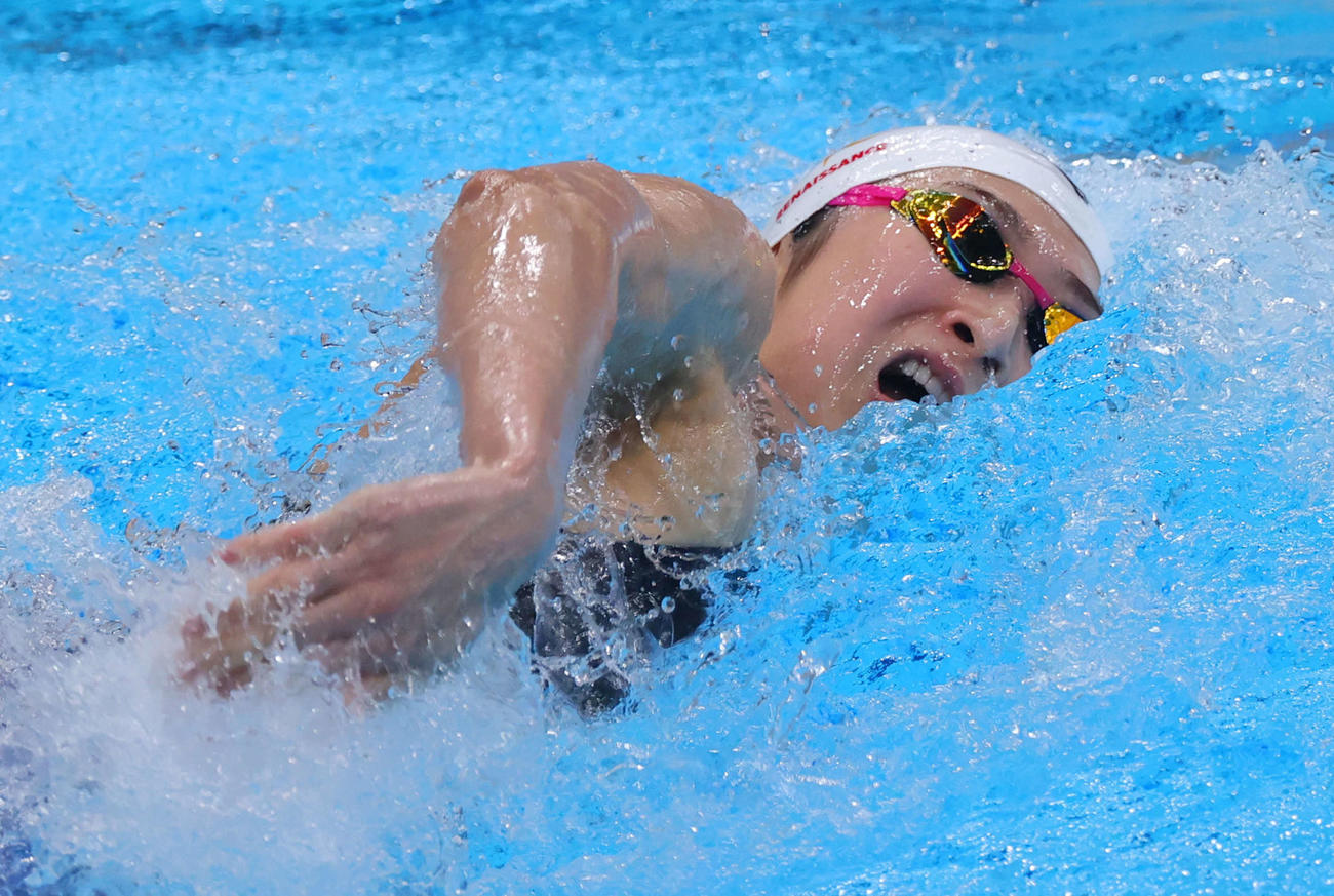 女子100メートル自由形準決勝で力泳する池江（代表撮影）