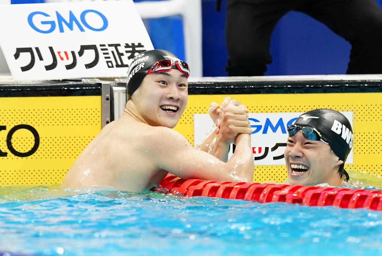 男子200メートル平泳ぎ決勝　日本新記録で優勝し、武良（右）と喜ぶ佐藤（撮影・菅敏）