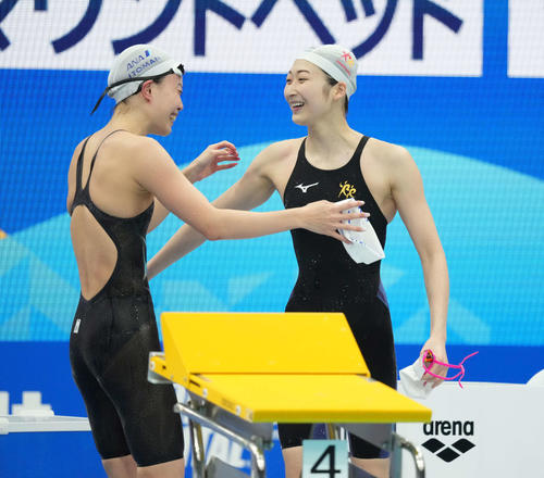 女子100メートル自由形で優勝した池江（右）は4位の大本と抱き合って喜ぶ（撮影・鈴木みどり）
