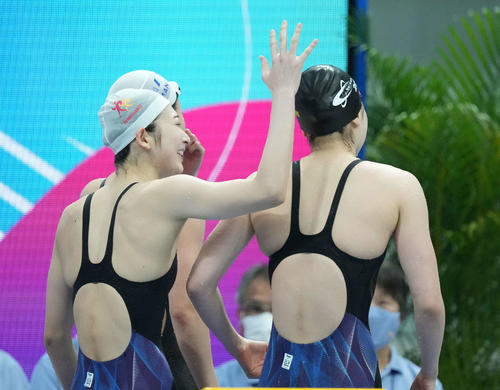 女子100メートル自由形で優勝した池江（左）は笑顔で2位酒井（右）の頭をなでる（撮影・鈴木みどり）