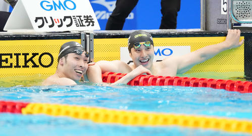 男子200メートル個人メドレーで東京五輪代表内定を決めた2位萩野（左）は優勝の瀬戸と喜び合う（撮影・鈴木みどり）