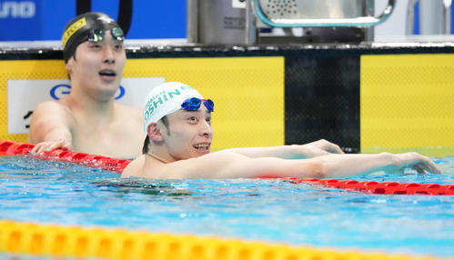 男子200メートル背泳ぎで優勝し笑顔の入江（手前）。奧は3位の坂井（撮影・鈴木みどり）