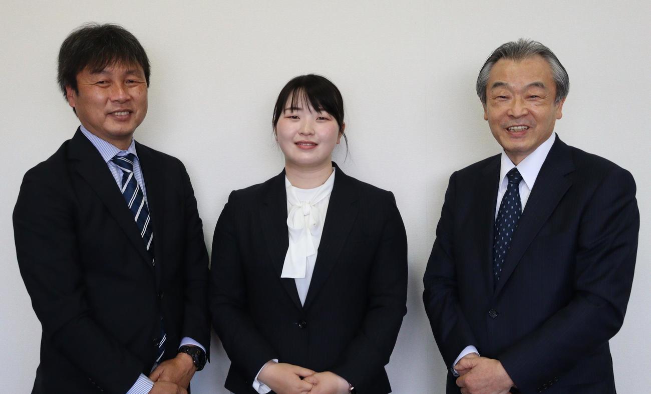 中村は五輪代表入り報告で、ハードオフ本社を訪問（右から山本善政会長、中村美樹、野崎剛コーチ）
