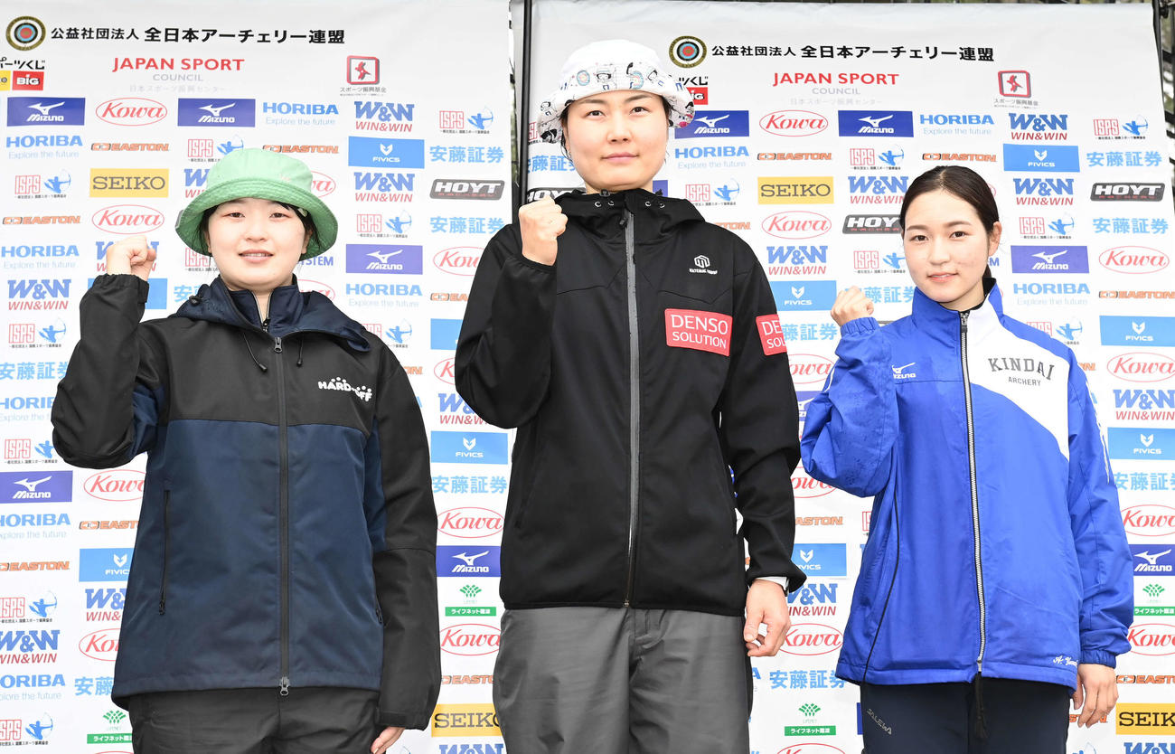 アーチェリーの東京五輪代表に決まり、笑顔でガッツポーズする選手たち。左から中村美樹、早川漣、山内梓（2021年3月21日撮影）