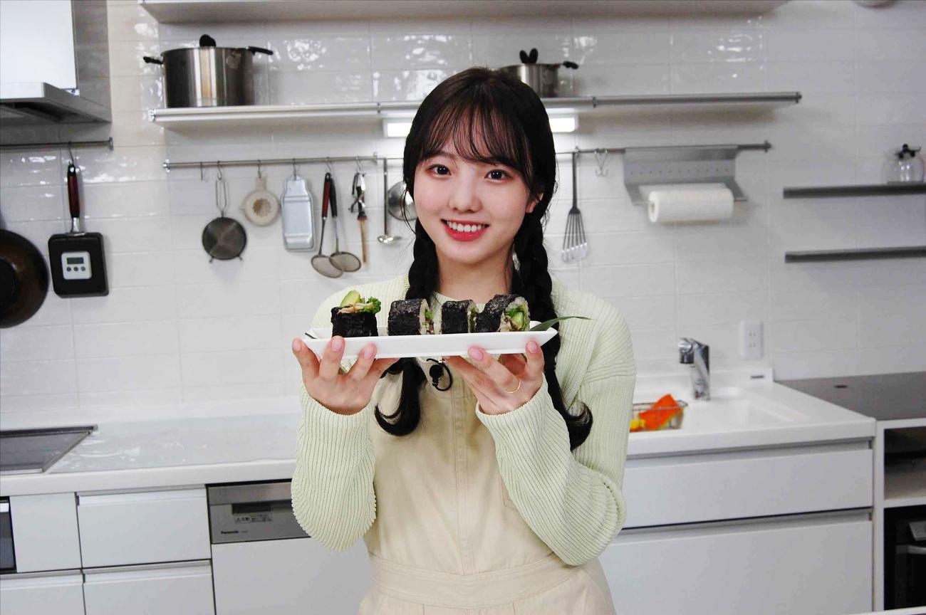 「フィギュアスケーター本田真凜のすべらないクッキング」で野菜たっぷり玄米太巻きを手に笑顔の本田真凜（GAORA SPORTS提供）