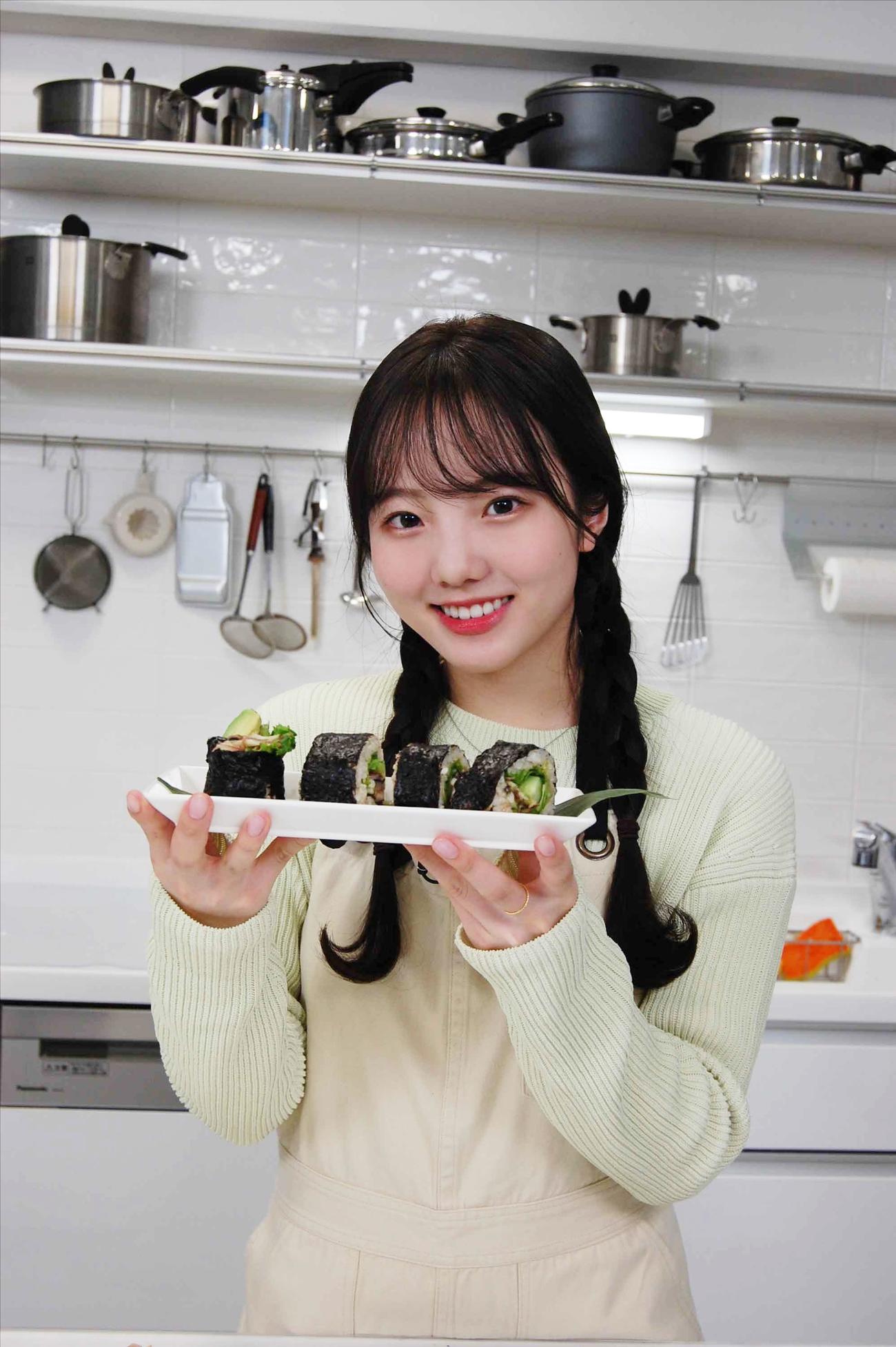 「フィギュアスケーター本田真凜のすべらないクッキング」で野菜たっぷり玄米太巻きを手に笑顔の本田真凜（GAORA SPORTS提供）