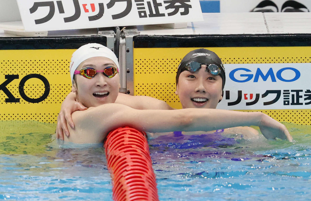 女子100メートル自由形決勝のレース後、笑顔を見せる池江（左）と五十嵐（代表撮影）