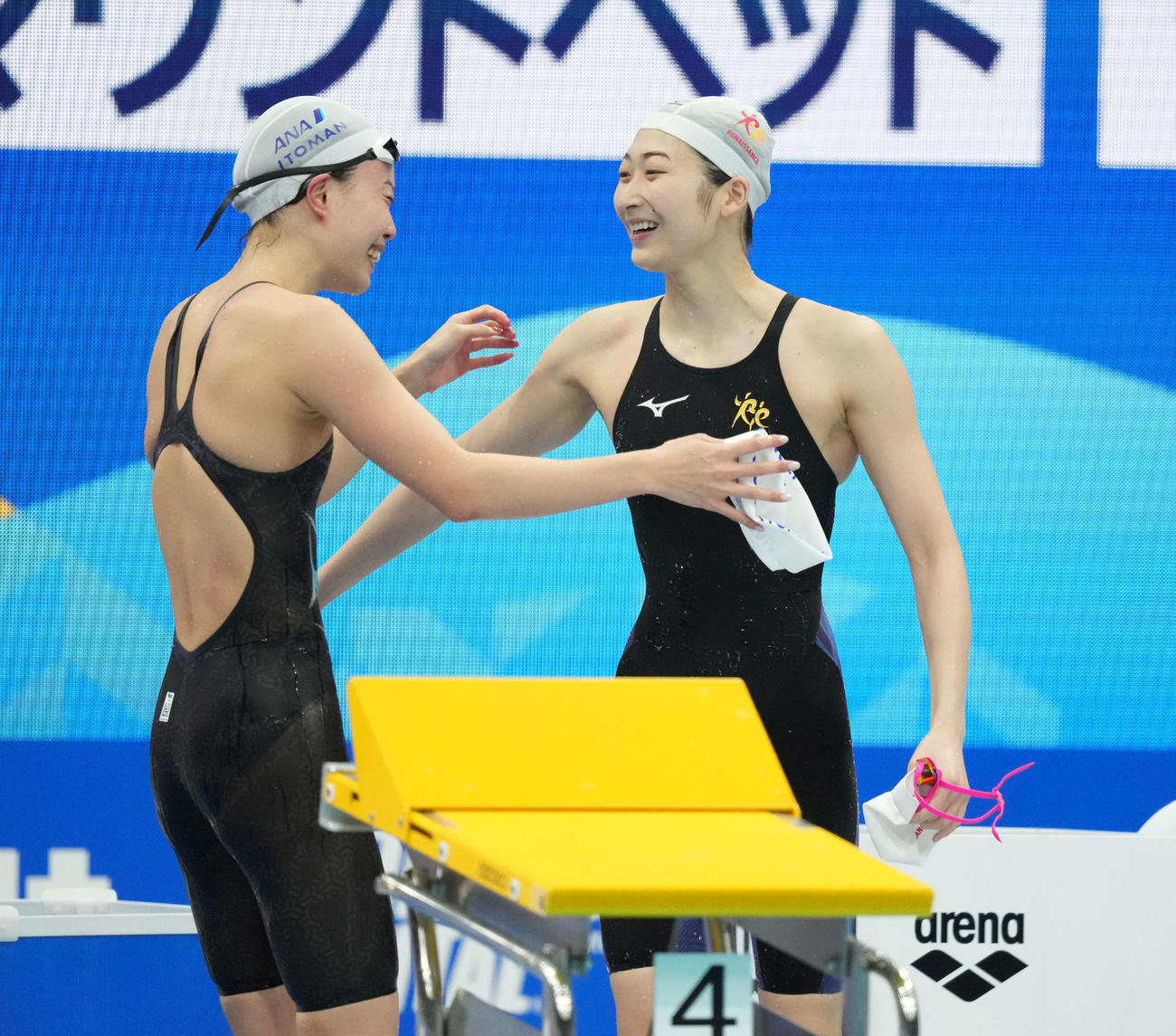 女子100メートル自由形で優勝した池江（右）は4位の大本と抱き合って喜ぶ（撮影・鈴木みどり）