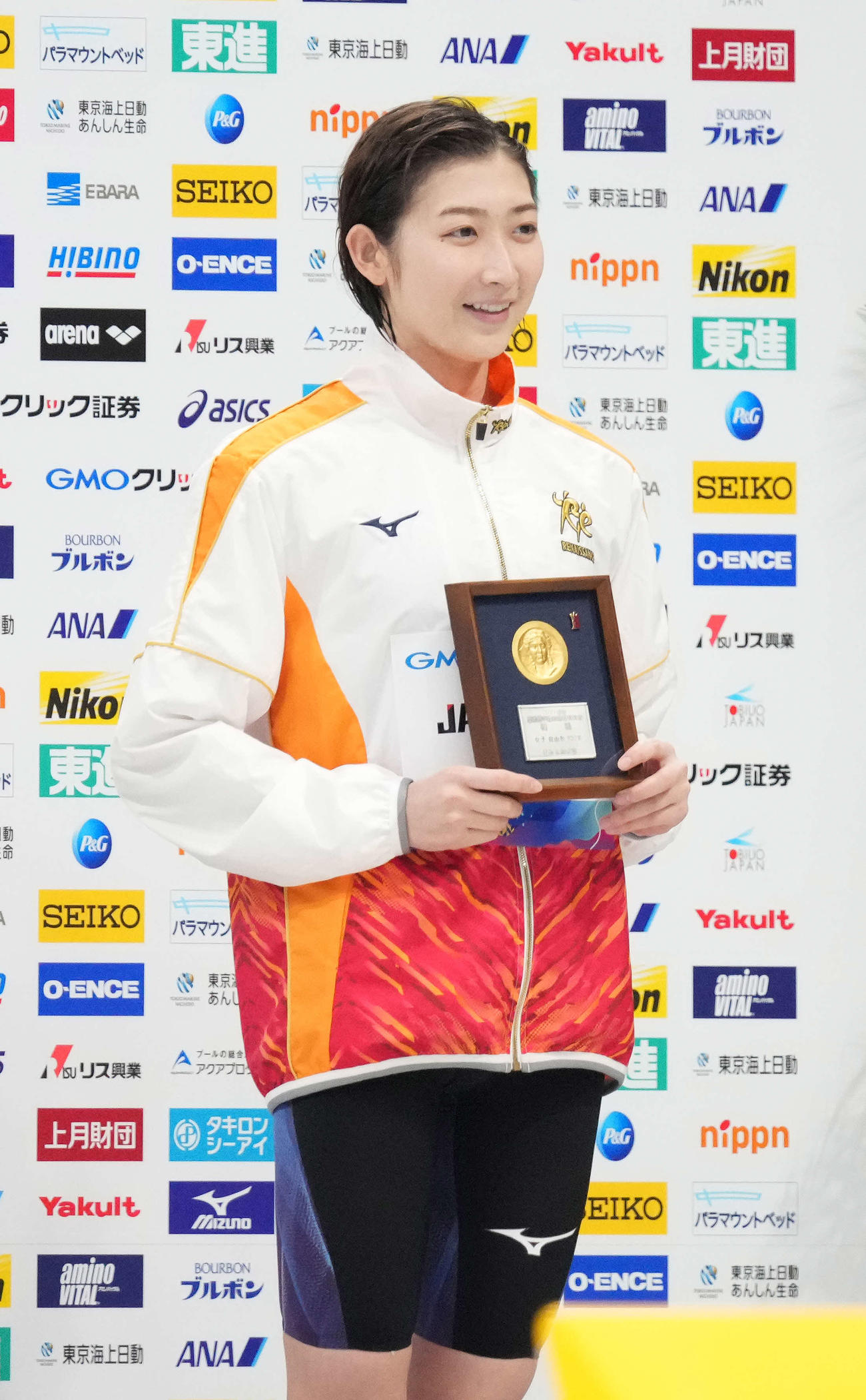 女子100メートル自由形の表彰台で笑顔を見せる優勝の池江（撮影・鈴木みどり）