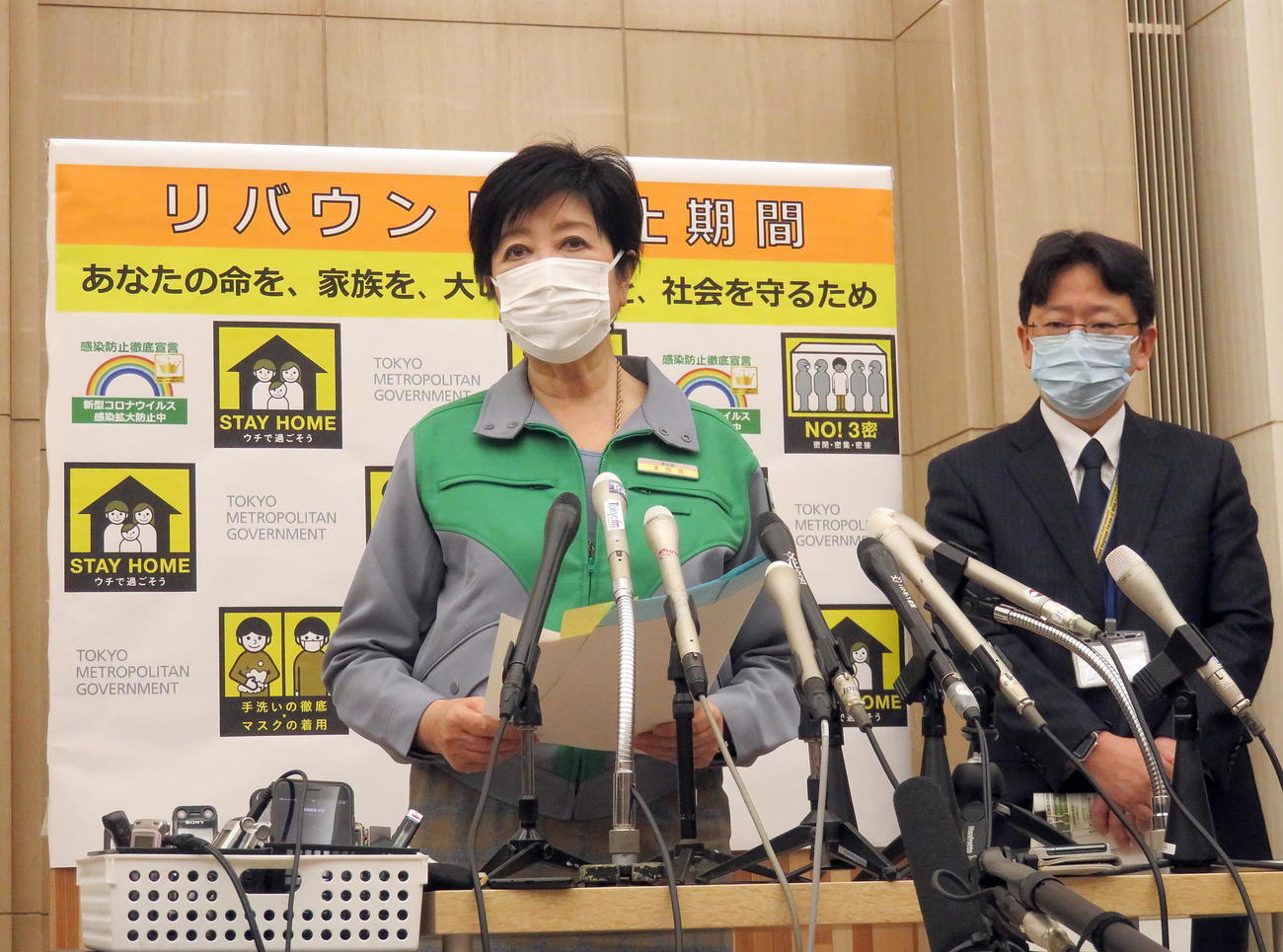 「まん延防止等重点措置」要請などに関して取材陣に対応する小池都知事。右は国立国際医療研究センターの大曲国際感染症センター長（撮影・鎌田直秀）
