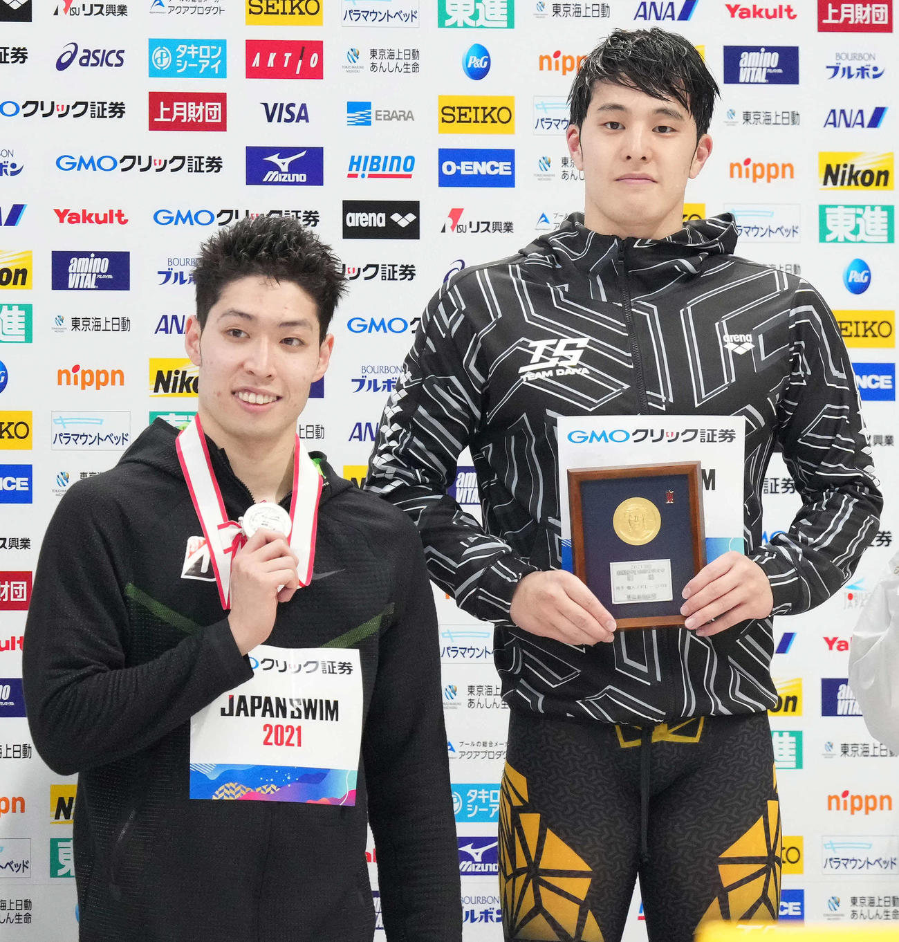男子200メートル個人メドレーの表彰で笑顔の優勝した瀬戸（右）と2位の萩野（撮影・鈴木みどり）