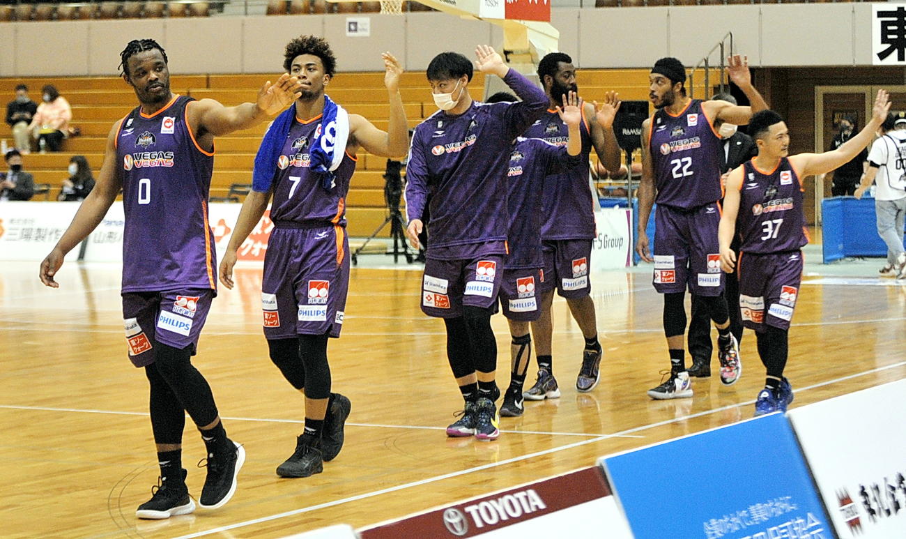 7日、山形ランダル（左）らは、青森に快勝しブースターの応援に応える