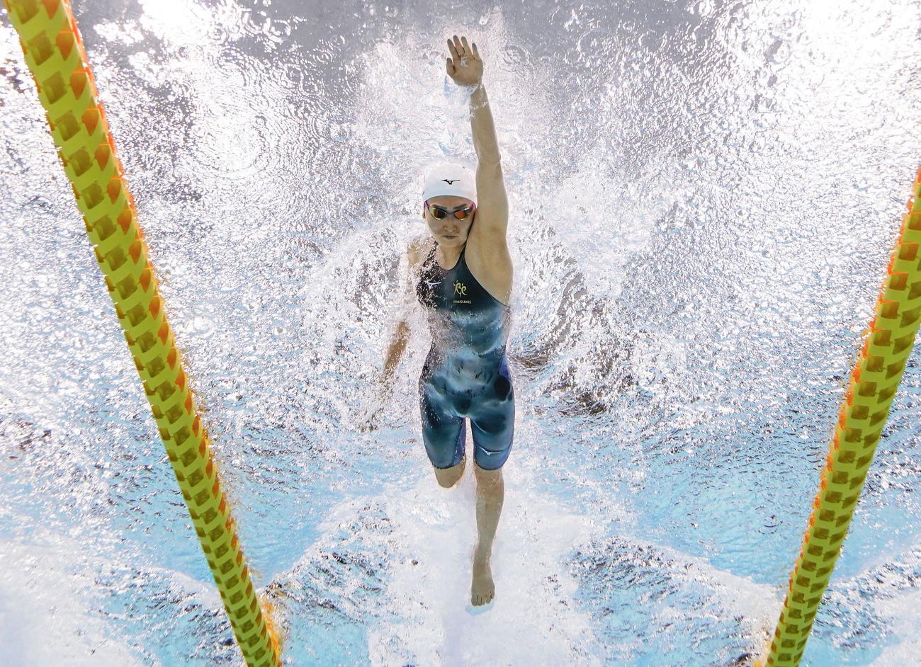 女子50メートル自由形準決勝　力泳する池江璃花子（共同）