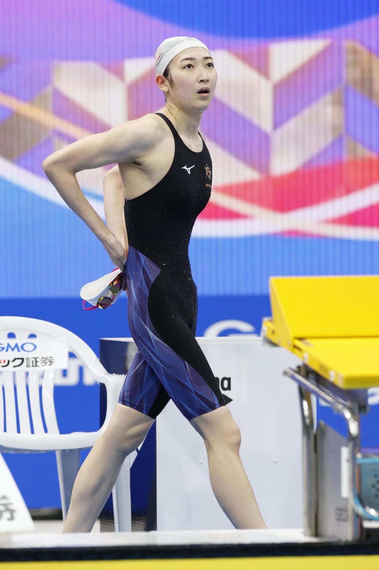 女子50メートル自由形準決勝のレースを終え、引き揚げる池江璃花子（共同）
