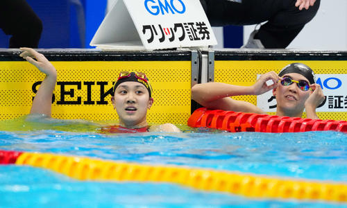 女子800メートル自由形決勝で優勝した難波（左）と2位の小堀（撮影・江口和貴）
