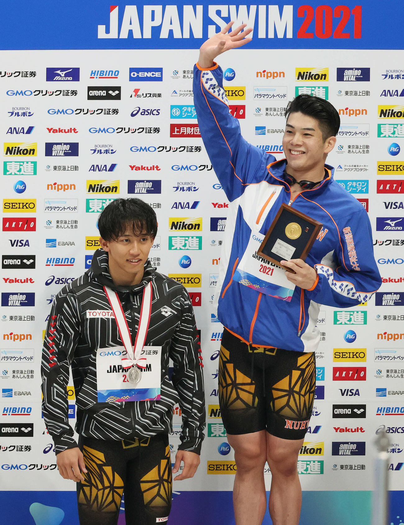 表彰式で笑顔を見せる男子100メートルバタフライで五輪代表に決まった水沼（右）と川本（代表撮影）