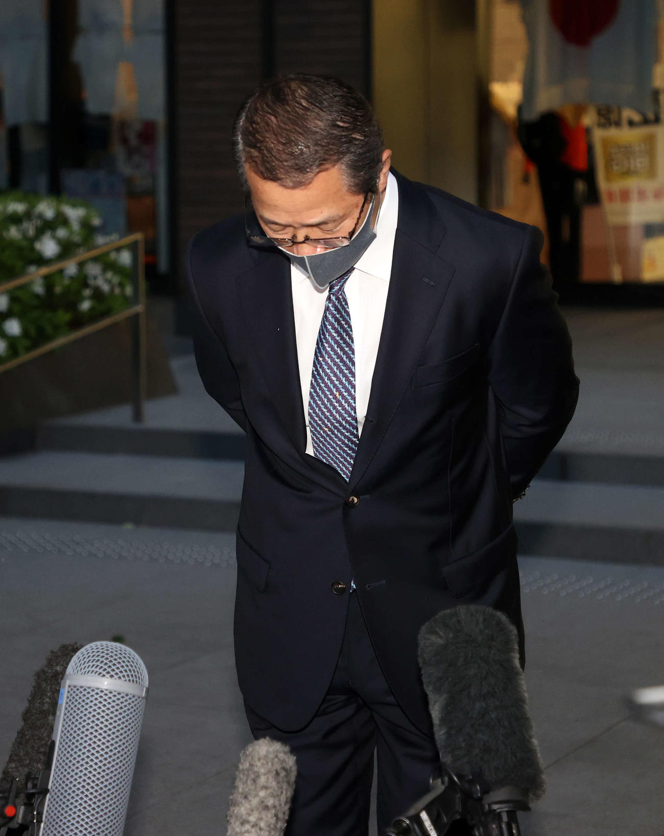 囲み取材を終え頭を下げる香川正夫氏（撮影・鈴木正人）