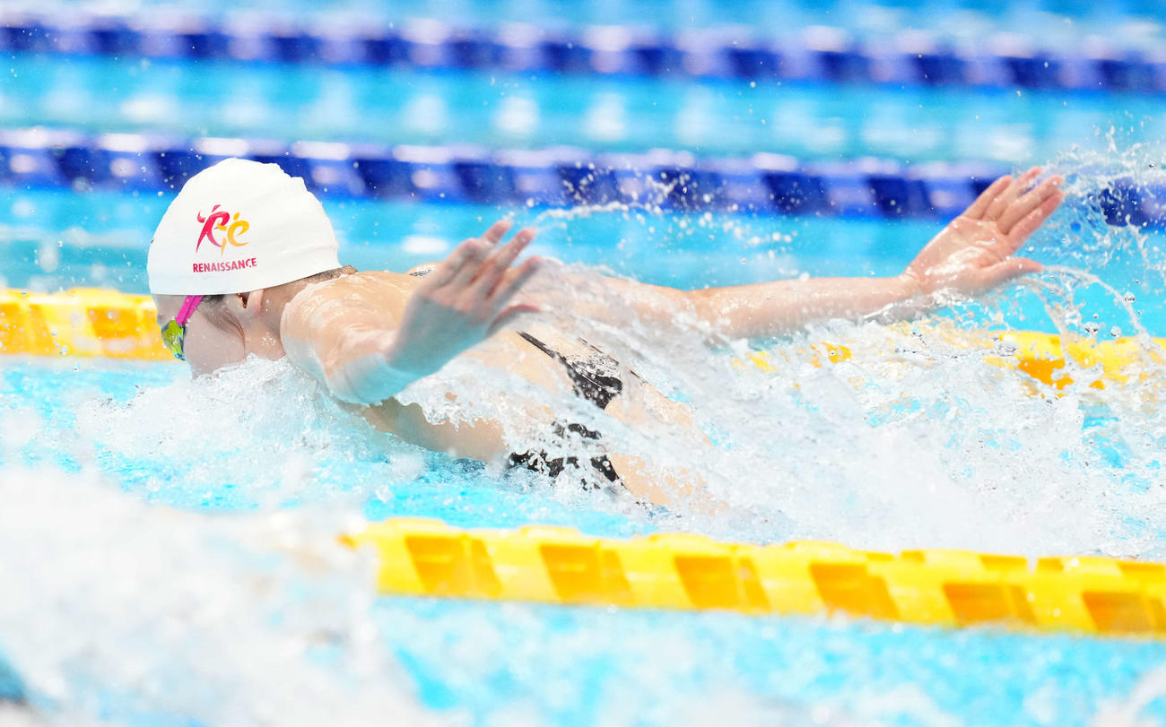 女子50メートルバタフライ決勝、力泳する池江（撮影・江口和貴）