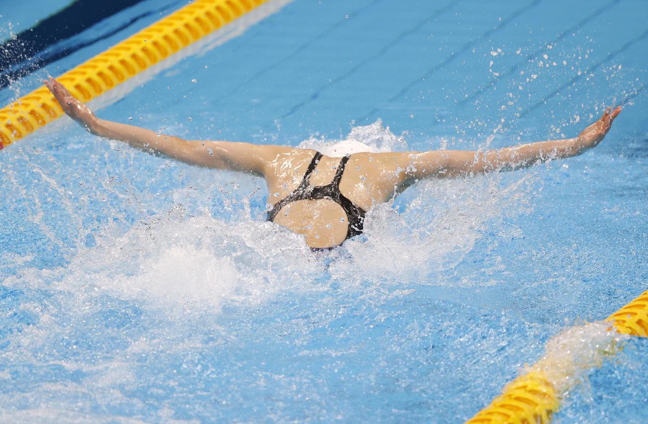 女子50メートルバタフライ決勝　力泳する池江（代表撮影）