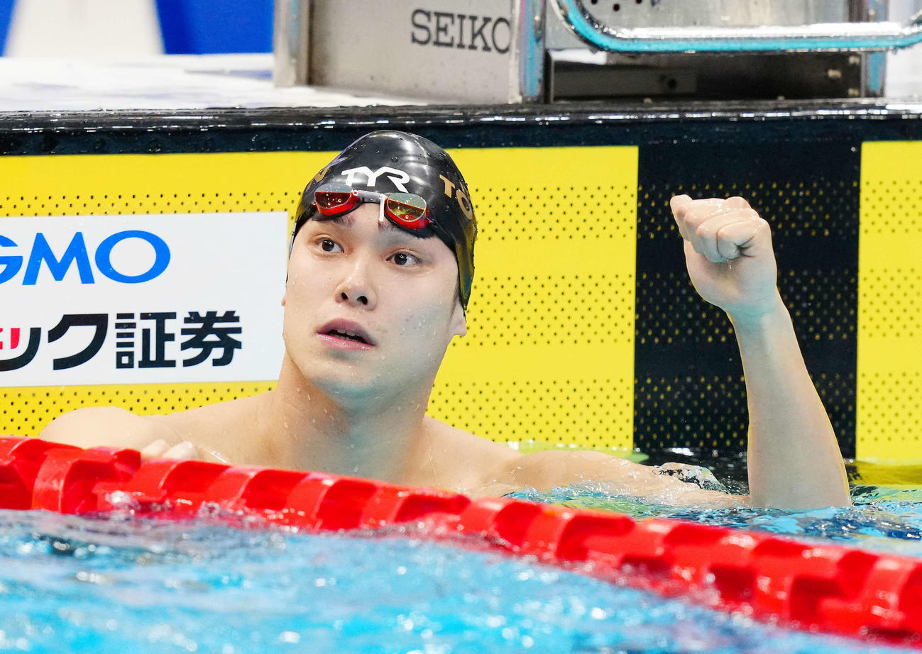 男子50メートル自由形決勝、優勝しガッツポーズする中村（撮影・江口和貴）