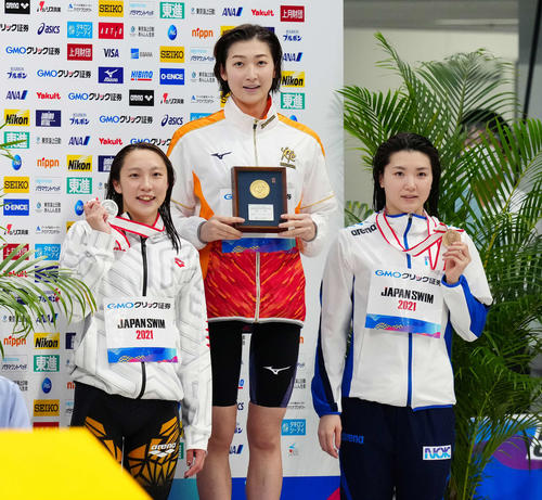 女子50メートルバタフライで優勝した池江（中央）（撮影・江口和貴）