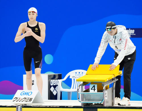 女子50メートルバタフライ決勝に臨む池江（左）（撮影・江口和貴）