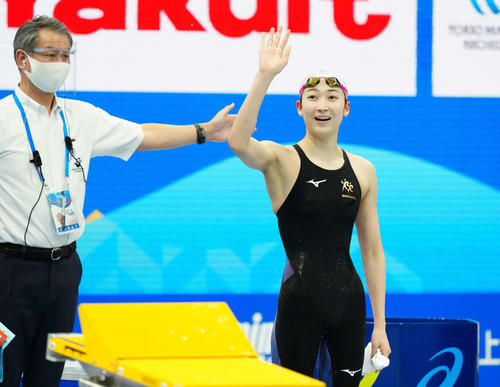女子50メートル自由形決勝で優勝しスタンドに向かって手を上げる池江（右）（撮影・江口和貴）