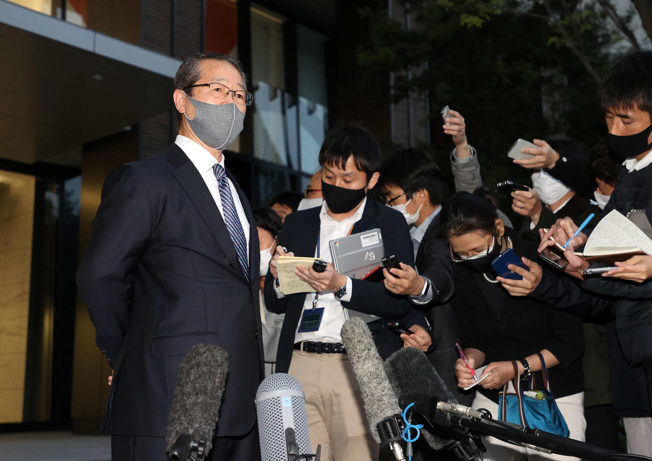 9日、報道陣の質問に答える香川氏（撮影・鈴木正人）