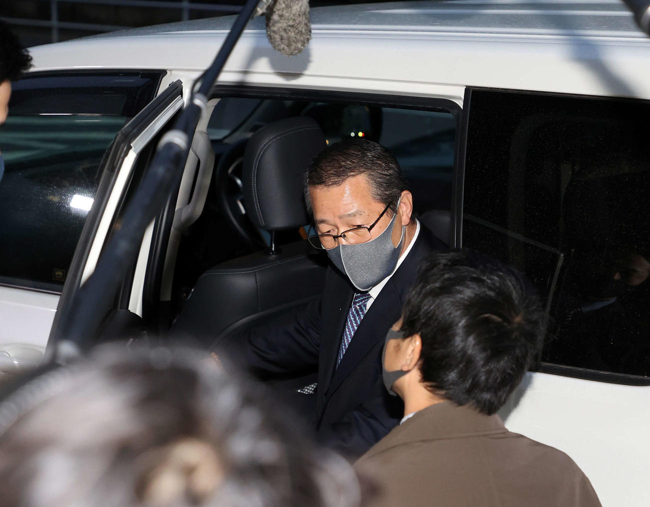 9日、引き揚げる香川氏（撮影・鈴木正人）