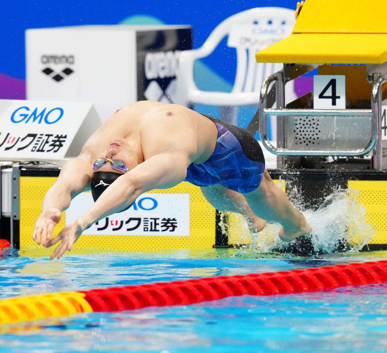 男子50メートル背泳ぎ予選、全体3位で決勝進出を決めた古賀（撮影・江口和貴）