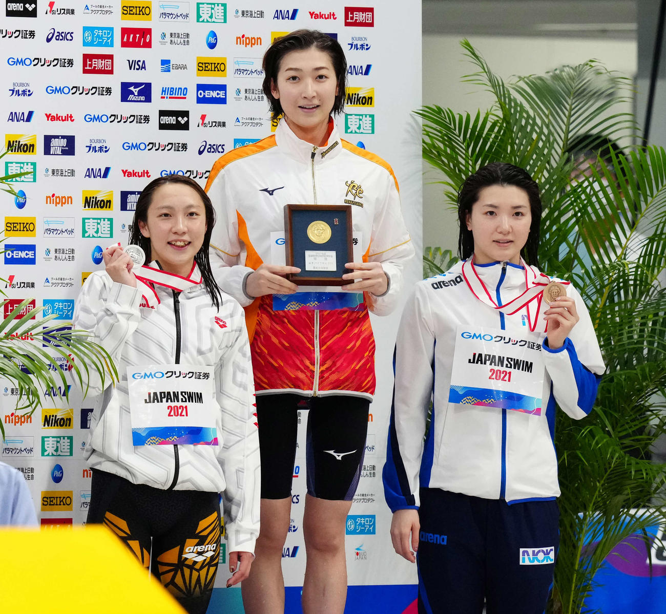 女子50メートルバタフライで優勝した池江（中央）（撮影・江口和貴）