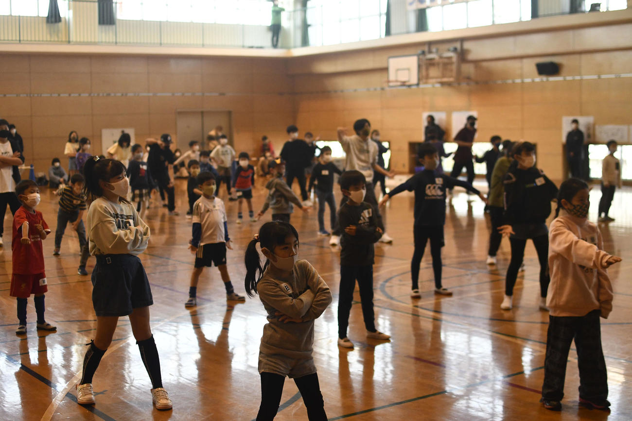 川崎市内で開かれたブレイクダンスの体験会に参加し、かっこよく決めポーズをする子どもたち（撮影・平山連）