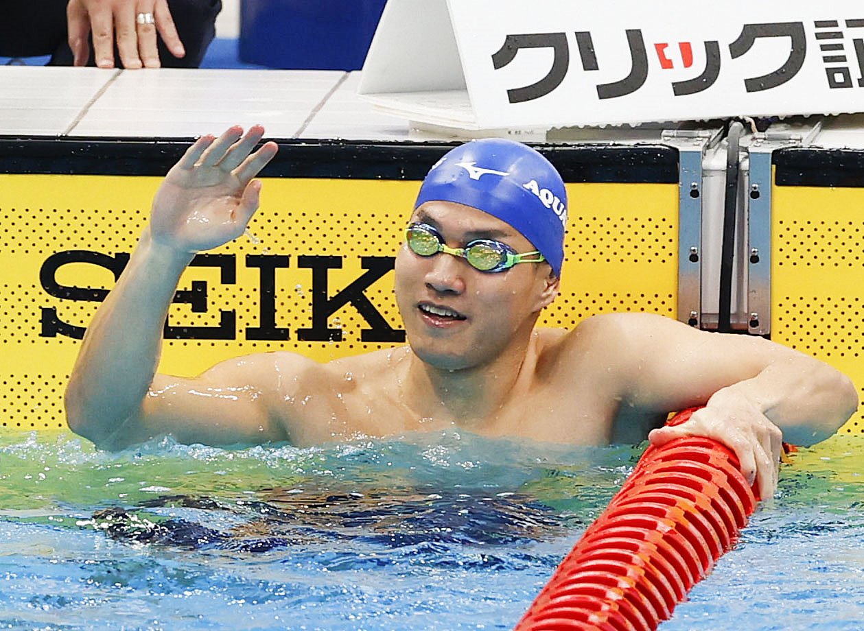 男子50メートル平泳ぎ決勝　スタンドに手を振る日本（代表撮影）