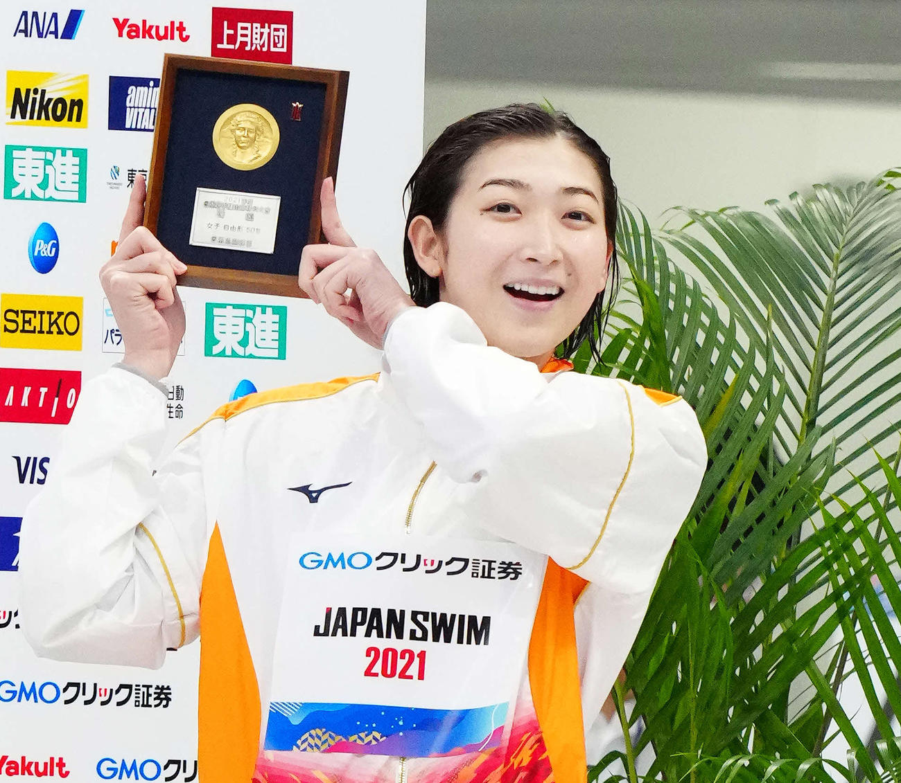女子50メートル自由形決勝で優勝し笑顔を見せる池江（撮影・江口和貴）
