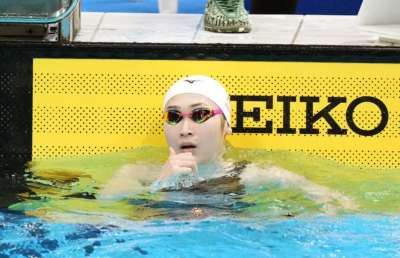 女子50メートルバタフライ決勝　レースを終えタイムを確認する優勝した池江（代表撮影）