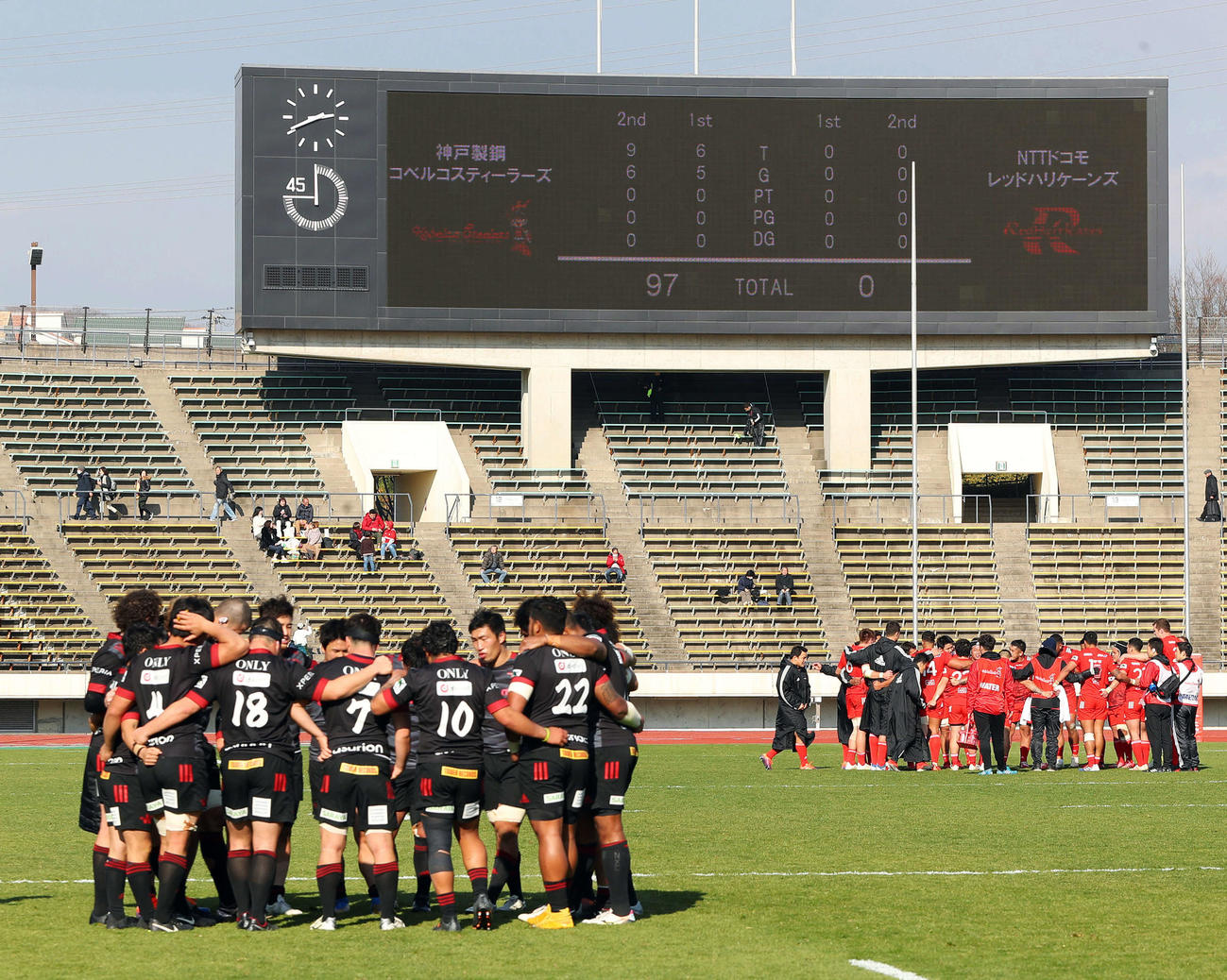 神戸製鋼（右奥）がNTTドコモにトップリーグ史上最多得点差となる97－0で大勝（2020年2月2日撮影）